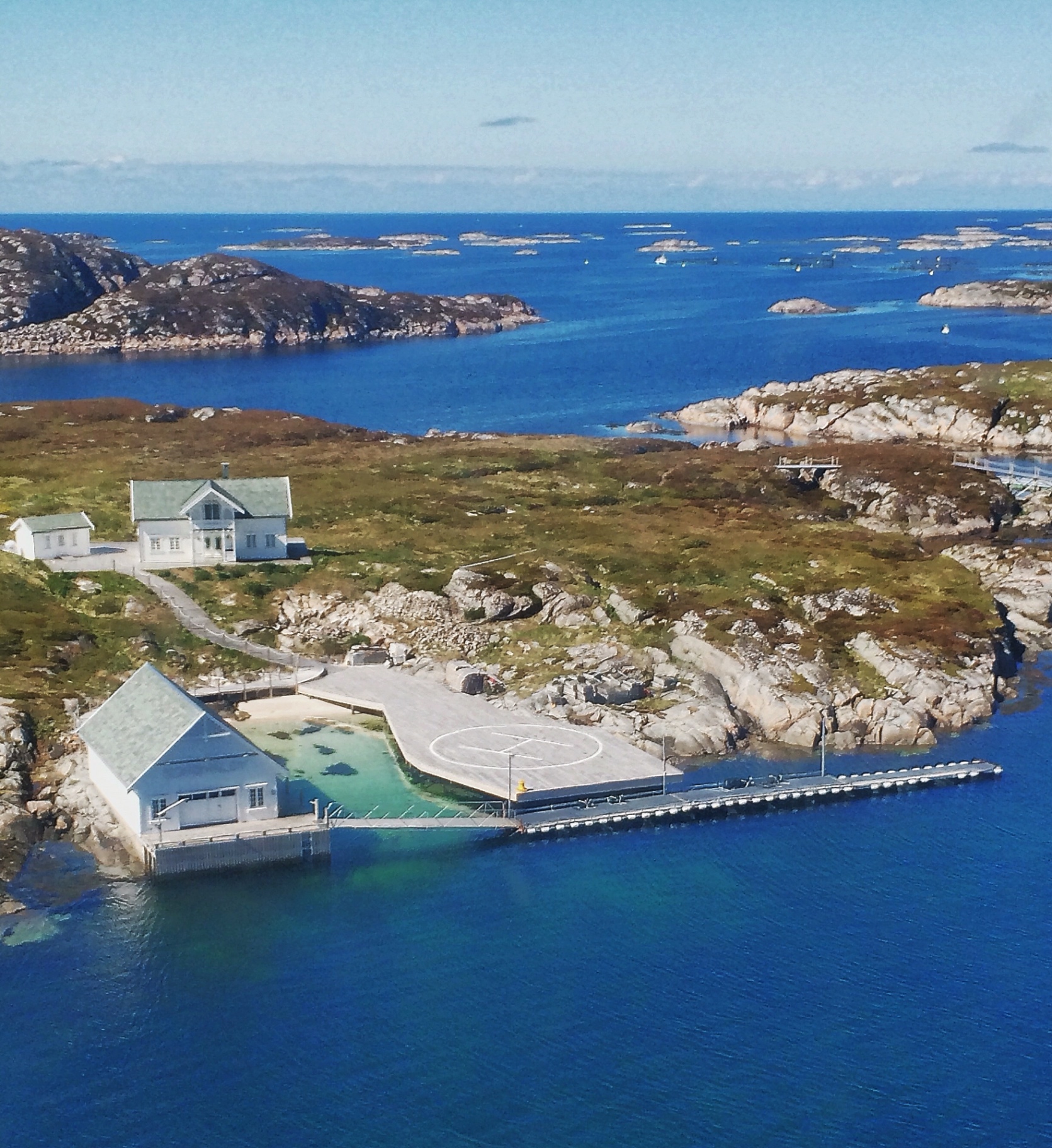 Korsvaløy fra luften ved daggry
